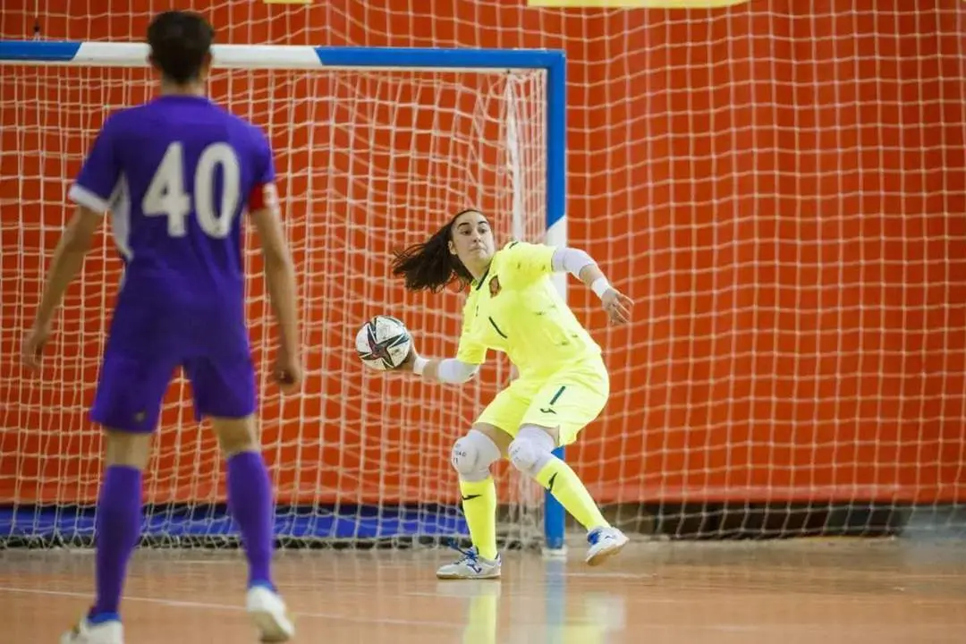 La portera de f&uacute;tbol sala sanluque&ntilde;a Cari Garc&iacute;a sigue creciendo deportivamente - A. I.