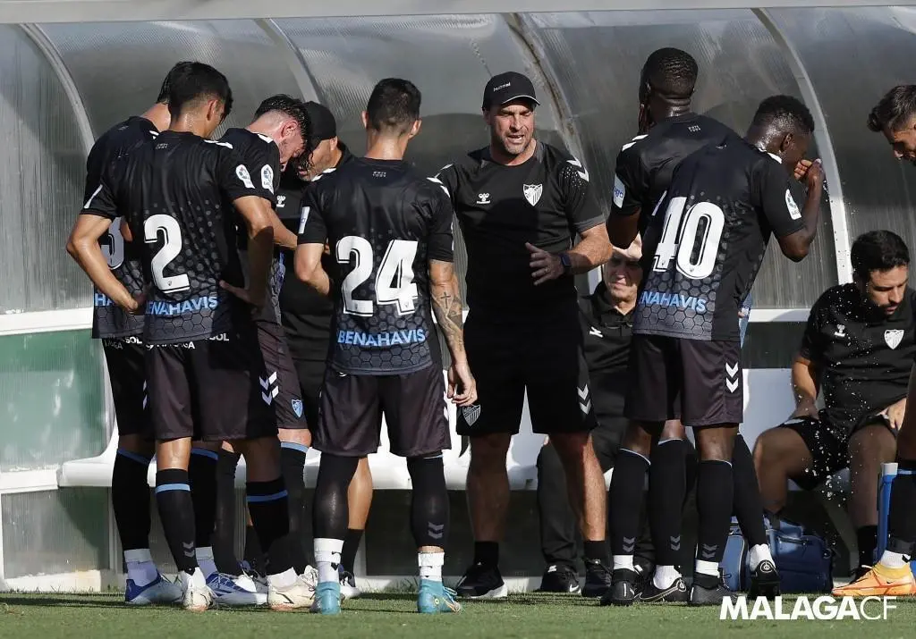 Pablo Guede da &oacute;rdenes a los suyos en el &uacute;ltimo partido amistoso ante el C&aacute;diz. - MCF