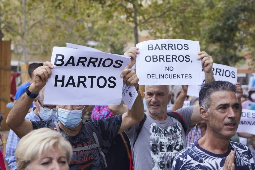 Numerosos vecinos durante la protesta del colectivo Barrios Hartos - EP