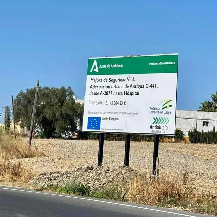 Cartel anunciador de las obras de los accesos por la carretera de Chipiona. - A. I.