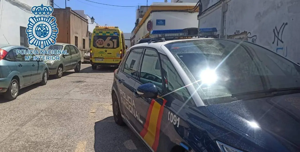 Efectivos policiales y sanitario en la barriada de Torresoto.  - Polic&iacute;a Nacional
