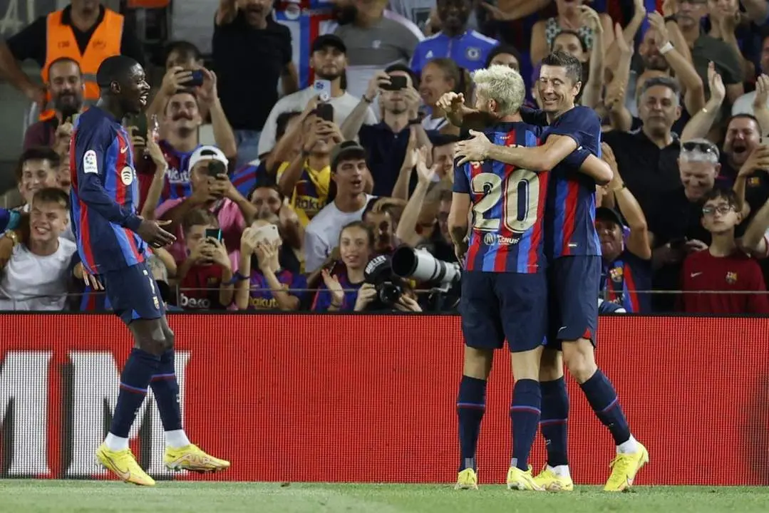 El delantero polaco del FC Barcelona Robert Lewandowski (d) celebra su segundo gol, tercero del equipo ante el Real Valladolid - EFE