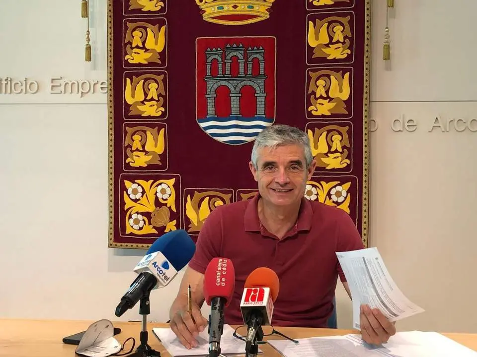El alcalde de Arcos, Isidoro Gamb&iacute;n, da a conocer los principales acuerdos de la semana.  - ayuntamiento