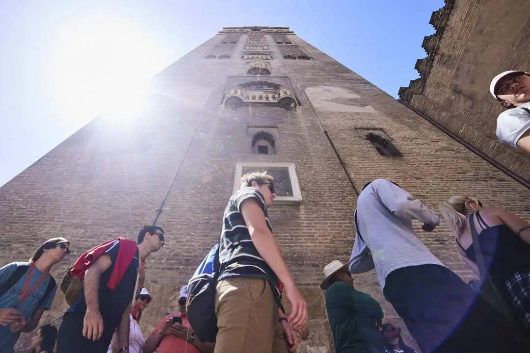 Turistas hacen cola bajo la Giralda para entrar a la visita de la Catedral, en foto de archivo.  - JOAQU&Iacute;N CORCHERO / EP