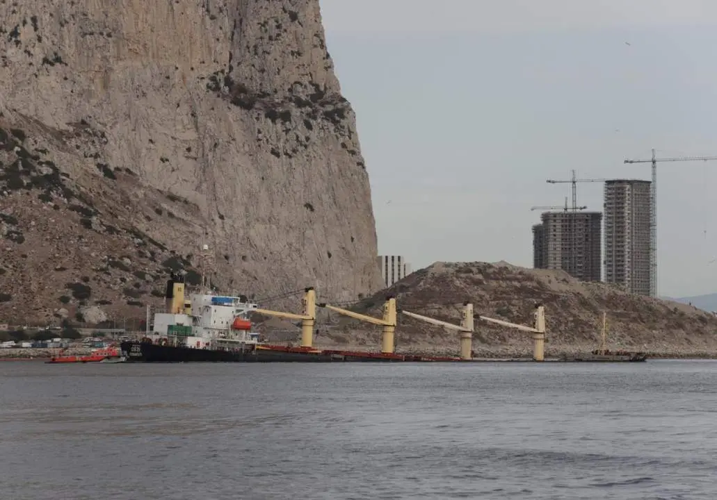 El buque OS35 semihundido - 
