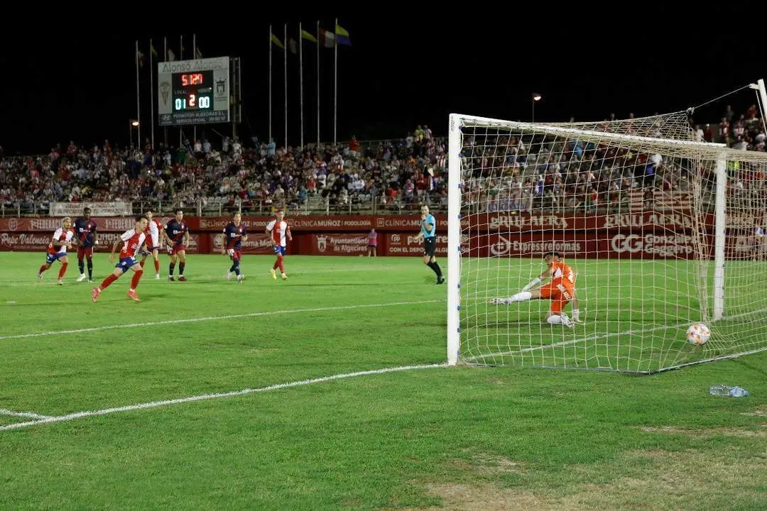 &Aacute;lvaro Romero marca el penalti ante el Rayo Majadahonda. - Andy Ragel