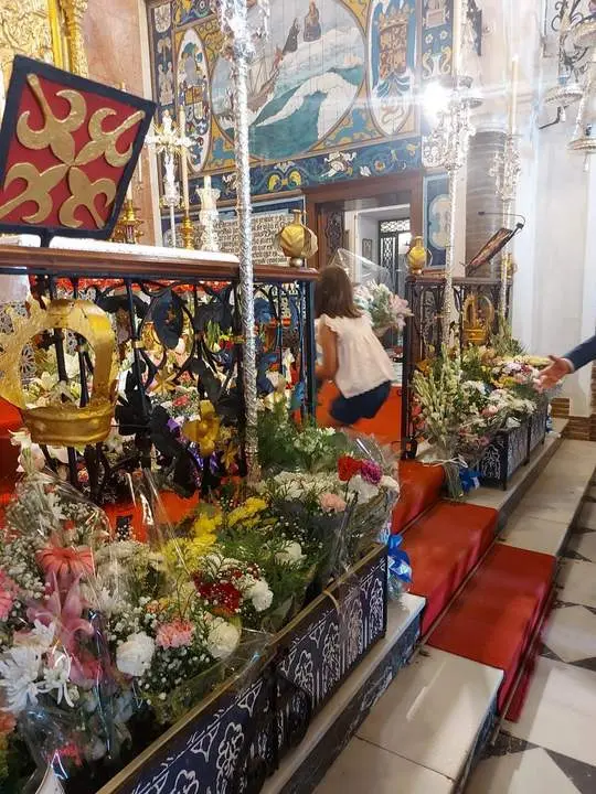 Una ni&ntilde;a hace una ofrenda a la Virgen de la Cinta. - HDAD. DE LA CINTA
