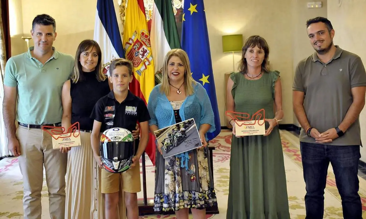 La alcaldesa recibe al joven piloto David S&aacute;nchez. - jerez.es