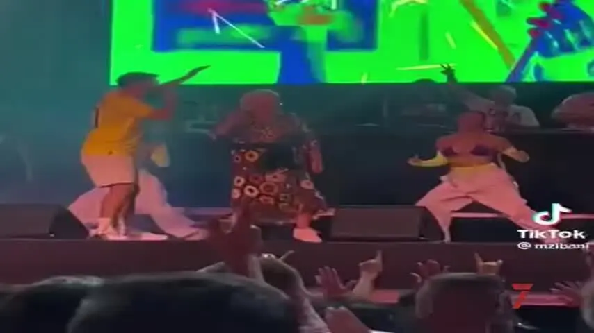 La abuela bailonga que ha hecho viral el concierto de Omar Montes en El Puerto