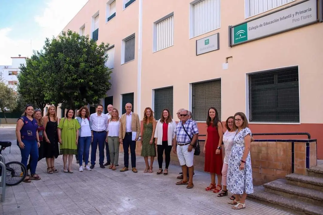 El alcalde de Sevilla, Antonio Mu&ntilde;oz, con miembros de su equipo de gobierno en el CEIP Pino Flores, en el Distrito Macarena. - AYTO SEVILLA