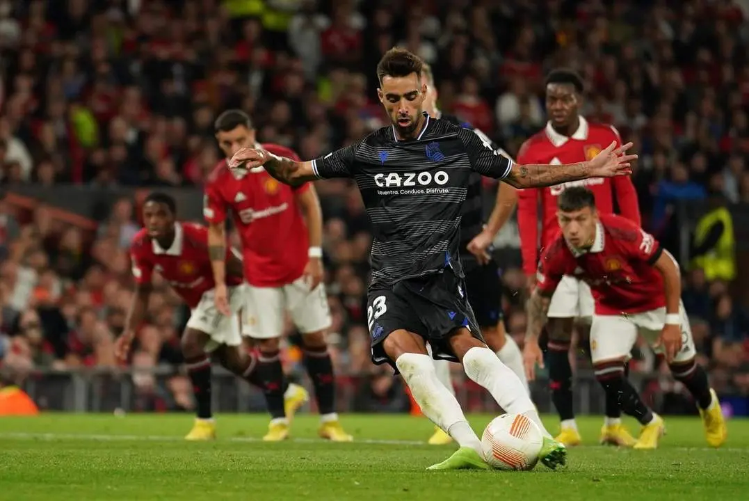 Brais M&eacute;ndez lanza el penalti. - EFE
