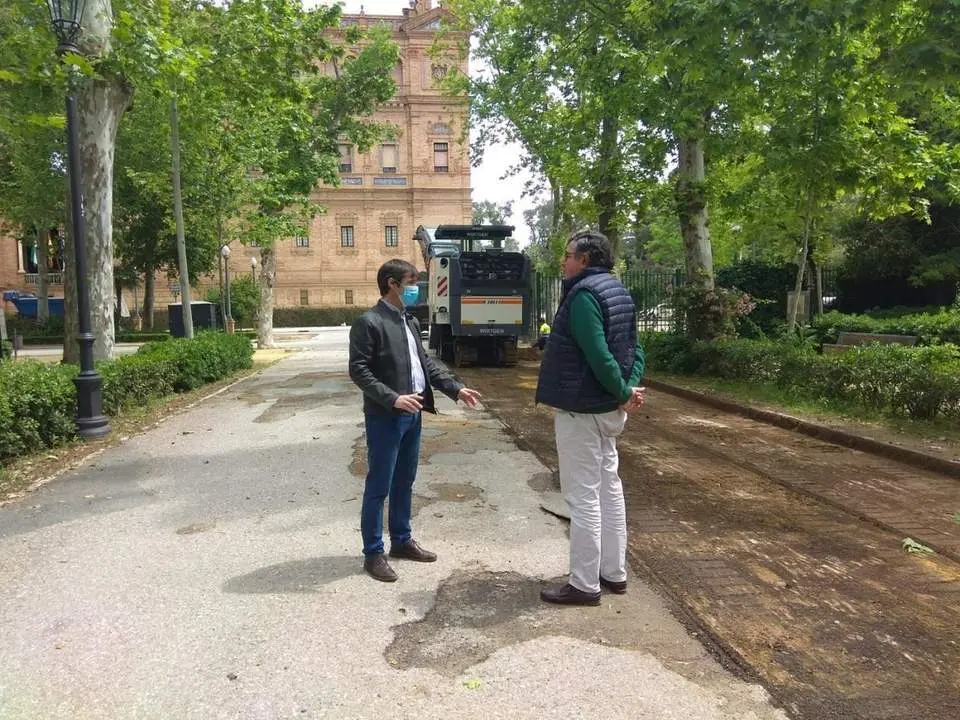 El delegado de Transici&oacute;n Ecol&oacute;gica, David Guevara, y el director de Parques y Jardines, Fernando Mora-Figueroa. - AYTO SEVILLA