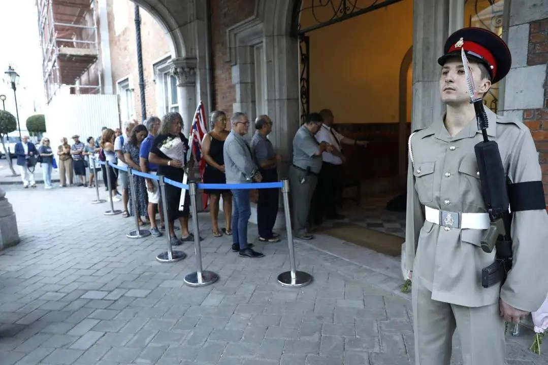 Ciudadanos de Gibraltar muestran sus condolencias. - EFE