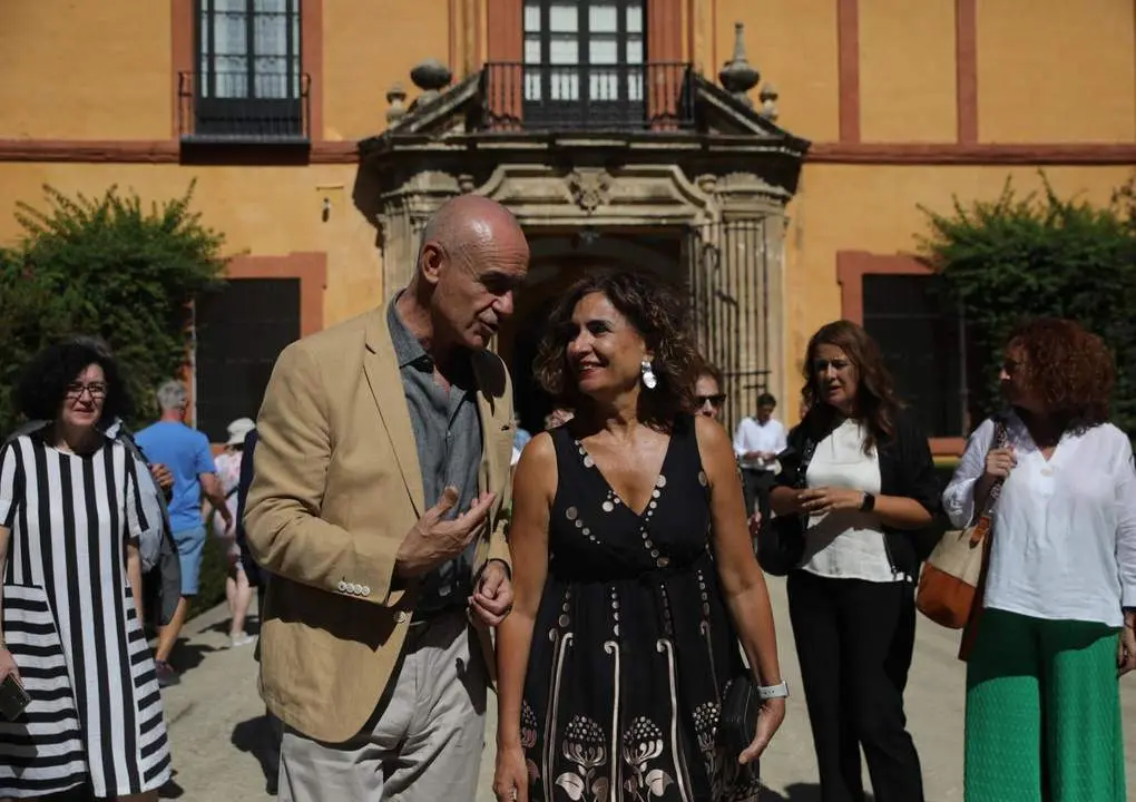 El alcalde de Sevilla, Antonio Mu&ntilde;oz, y la ministra de Hacienda, Mar&iacute;a Jes&uacute;s Montero.  - MAR&Iacute;A JOS&Eacute; L&Oacute;PEZ / EP 