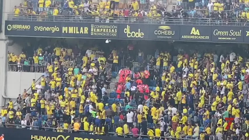 Un aficionado sufre un infarto y se paraliza el C&aacute;diz-Bar&ccedil;a