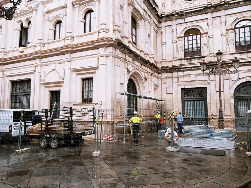 Montaje de andamios para la rehabilitaci&oacute;n de la fachada del Ayuntamiento que da a la calle Granada.  - EUROPA PRESS