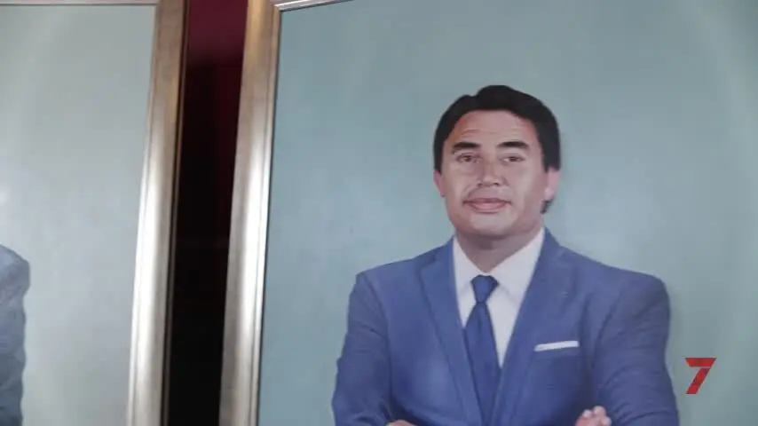 El Ayuntamiento recibe los retratos de los tres anteriores alcaldes isle&ntilde;os