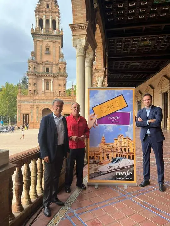 Javier Esteban, director del Ic&oacute;nica Sevilla Fest; Francisco Arteaga, director de &Aacute;rea de Negocio de Alta Velocidad y otros Servicios Comerciales de Renfe. - RENFE