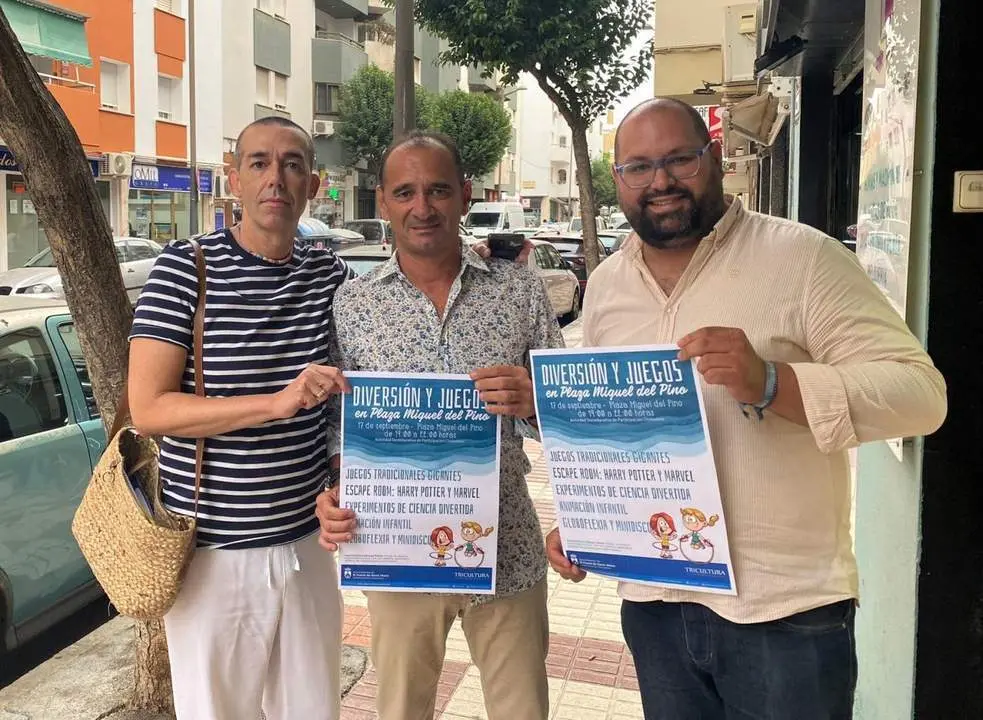 David Calleja y Javier Bello con el cartel.  - Viva. 