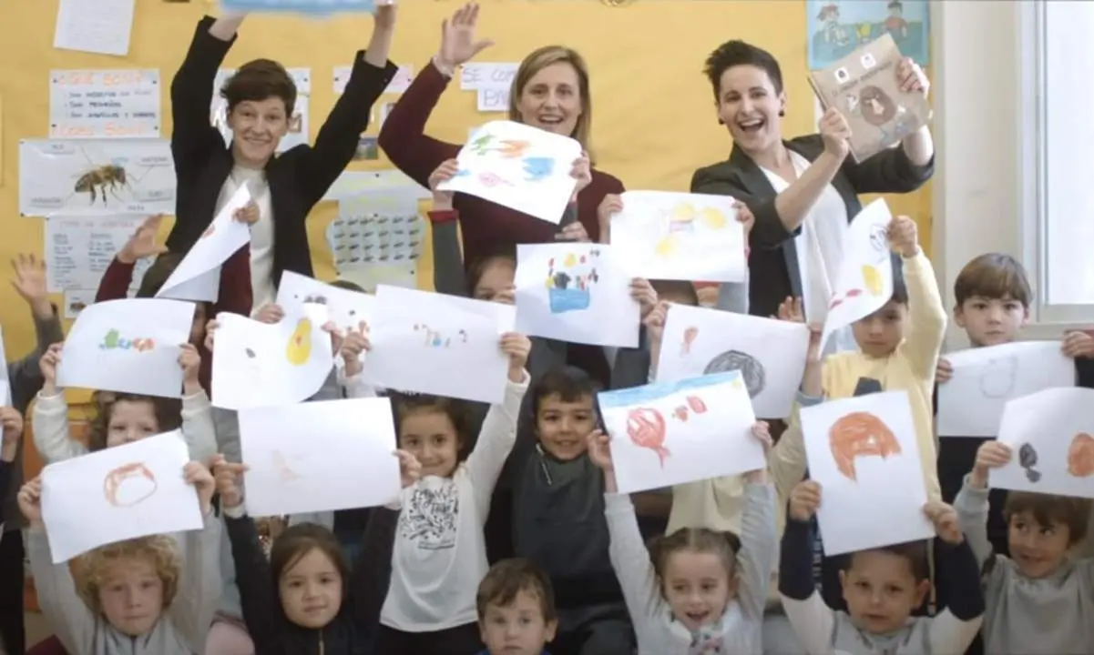 Ni&ntilde;os y ni&ntilde;as utilizando cuentos con pictogramas. - Escuelas Visuales