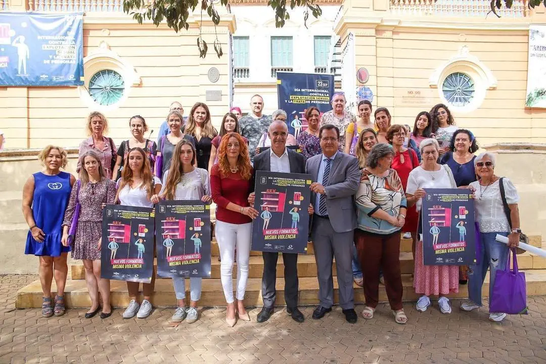 El alcalde de Sevilla, junto a la delegada de Igualdad y el concejal de Gobernaci&oacute;n en la presentaci&oacute;n de la campa&ntilde;a 'Nuevos formatos, misma violencia'. - AYTO SEVILLA