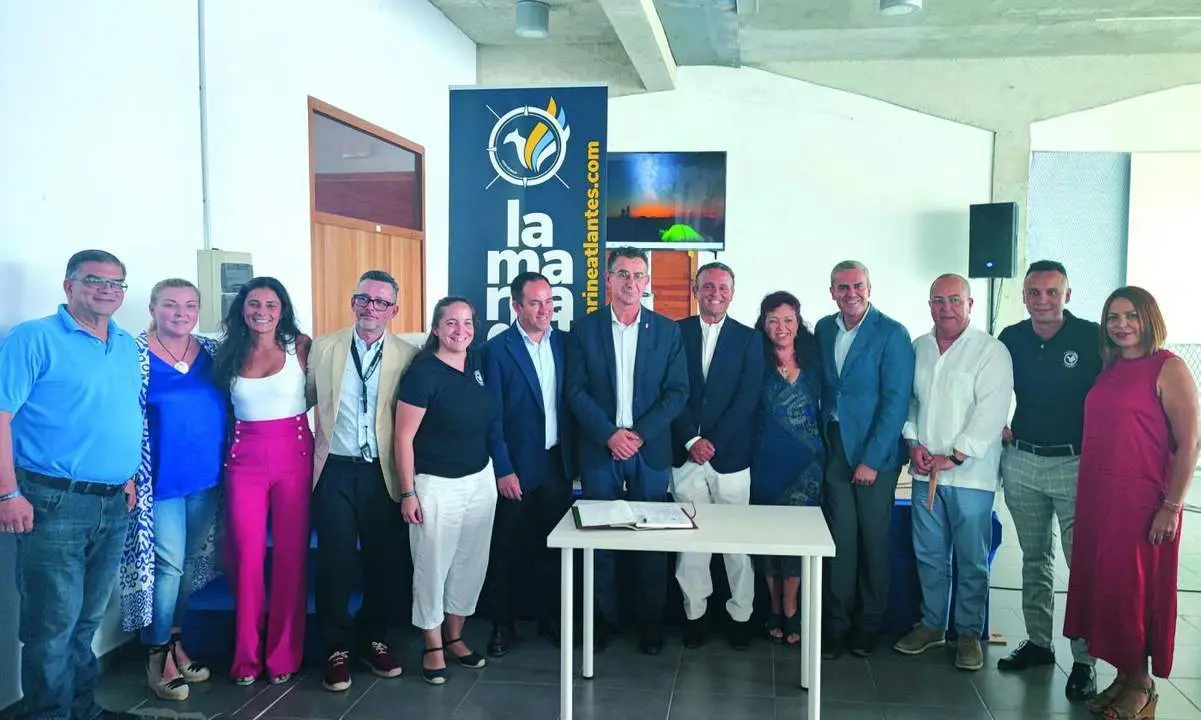 Asistentes a la presentaci&oacute;n del Proyecto Atlantes, en la Lonja Vieja de Barbate, una iniciativa que cuenta con el apoyo de numerosos agentes sociales. - Barriento