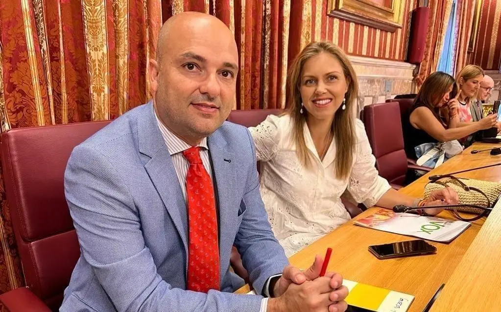 Los concejales de Vox en el Ayuntamiento de Sevilla Gonzalo Garc&iacute;a de Polavieja y Cristina Pel&aacute;ez. - VOX