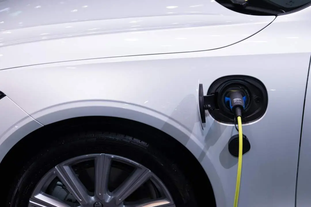 Recarga de un veh&iacute;culo el&eacute;ctrico. - Pexels. 