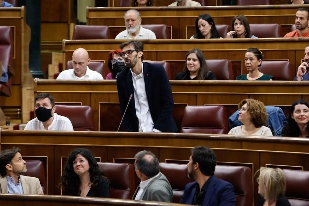 El diputado de Izquierda Unida en el grupo Unidas Podemos, Jos&eacute; Luis Bueno, en el Congreso de los Diputados. - EP