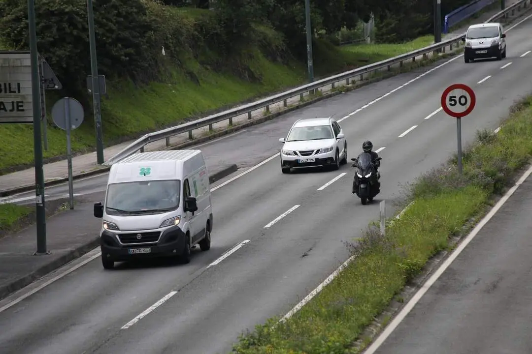 Motorista circulando por una carretera. - EP