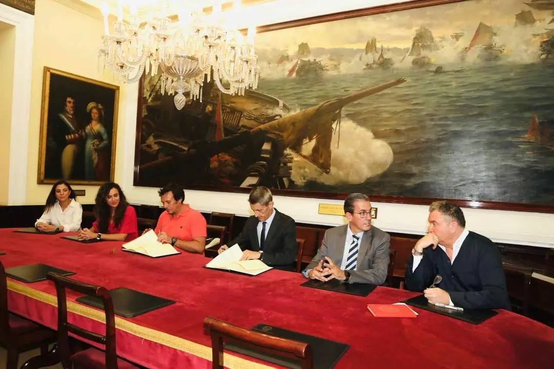 Firma del convenio entre el alcalde, Jos&eacute; Mar&iacute;a Gonz&aacute;lez, y el presidente de la Fundaci&oacute;n Bancaria Unicaja, Jos&eacute; M. Dom&iacute;nguez.  - Unicaja