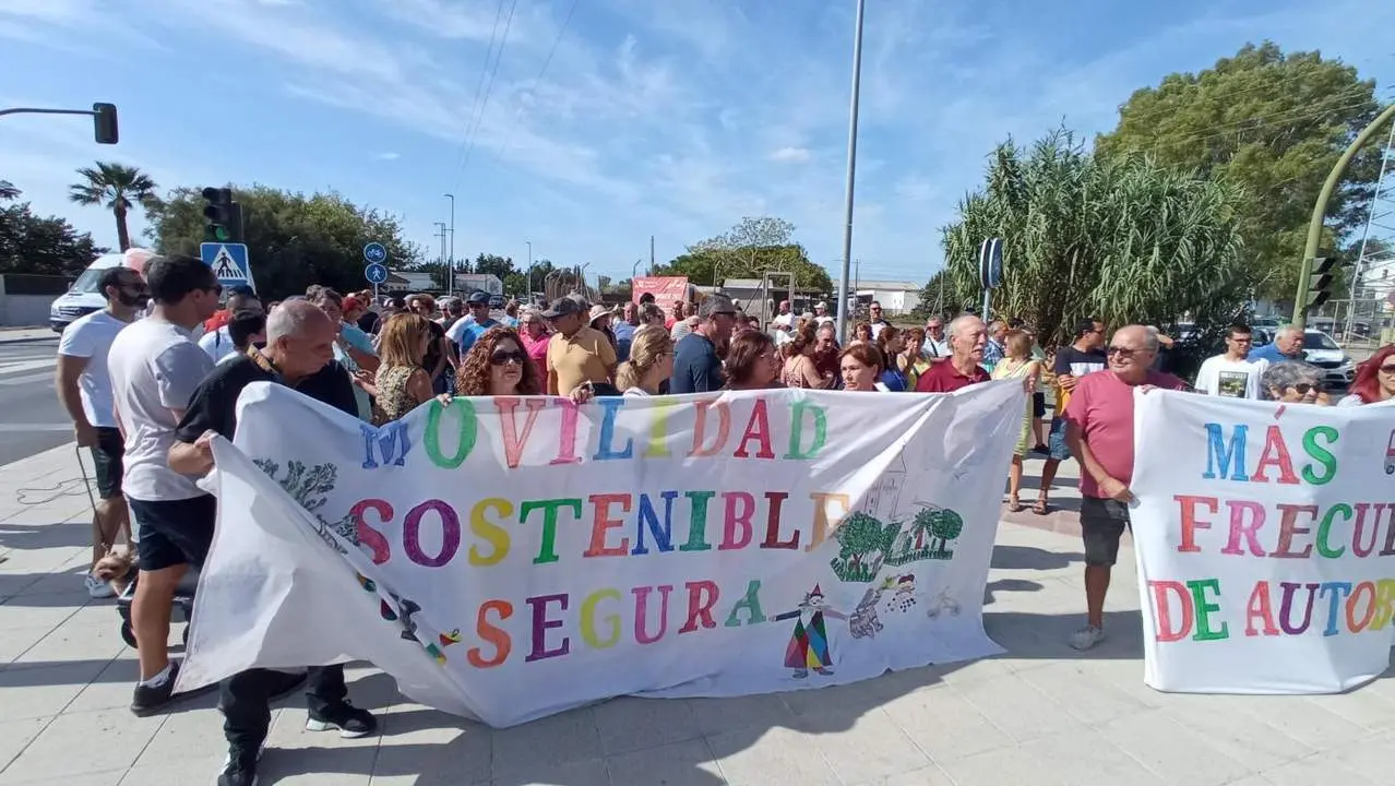 Vecinos de Guadalcac&iacute;n, concentrados en uno de los accesos a la entidad local.  - F.C.Aleu