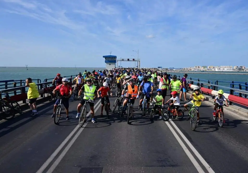 Masiva respuesta ciudadana a la bicifestaci&oacute;n para pedir paso ciclista por el Puente Carranza. - Eulogio Garc&iacute;a