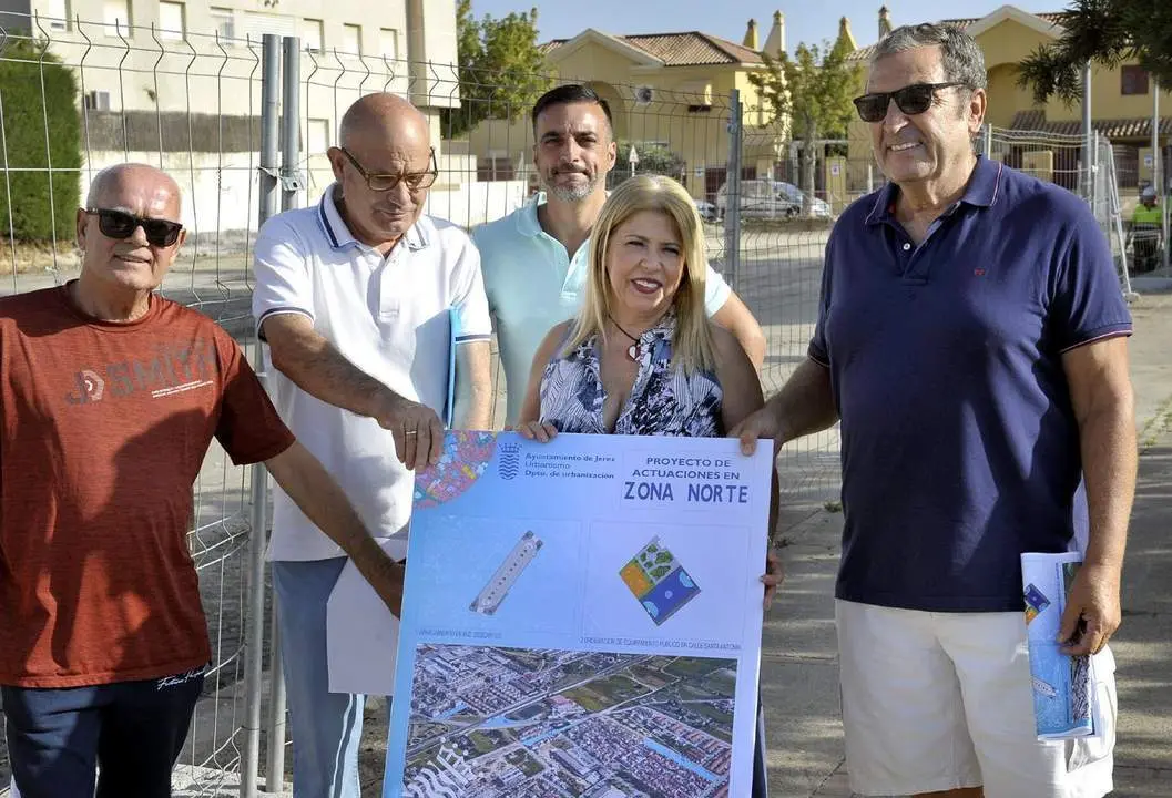 La alcaldesa en su visita a las obras de la zona norte junto a varios vecinos - jerez.es