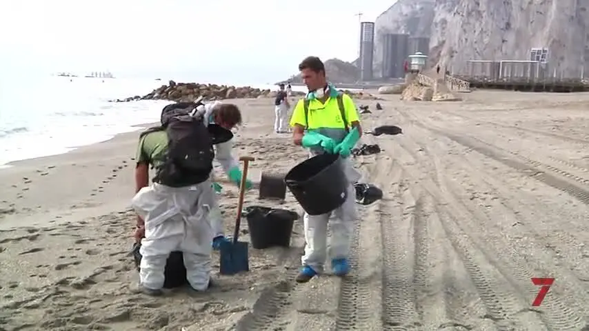 En marcha la limpieza en las playas de La L&iacute;nea del vertido del 'OS 35'