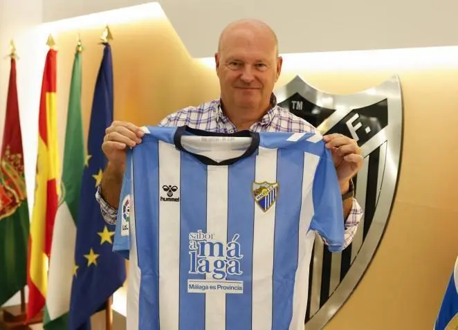 Pepe Mel ya posa con la camiseta de su nuevo club. - MCF