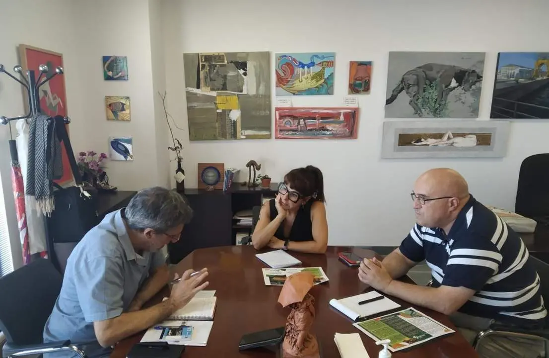 La delgada Montemayor Mures, con David Cifredo y Jes&uacute;s Yesa, de Facua C&aacute;diz. - VIVA