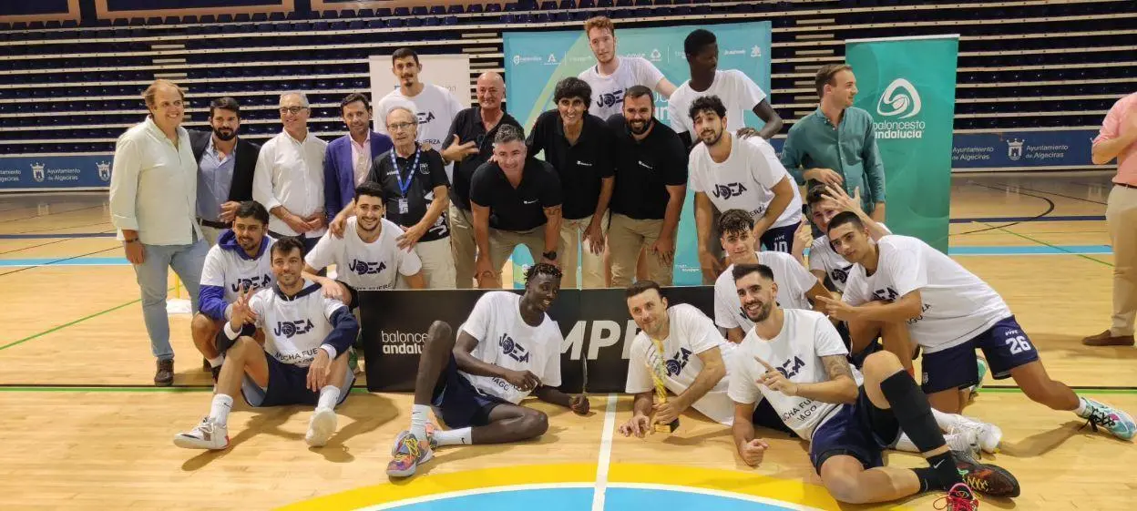 El Udea posa con el trofeo tras el partido. - A. I.