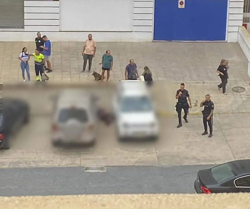 La polic&iacute;a en el lugar de los hechos a la espera de la asistencia sanitaria. - VH