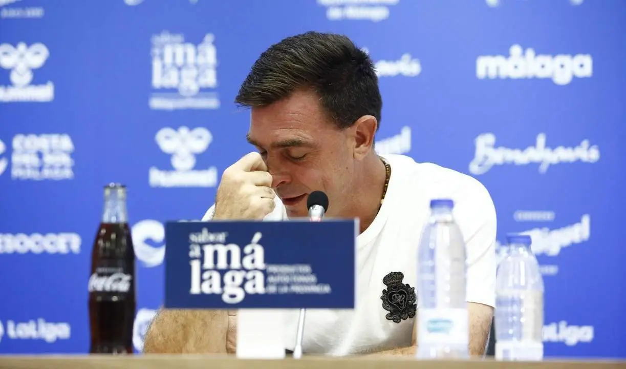 Guede, emocionado en su adi&oacute;s como entrenador del M&aacute;laga .  - MCF