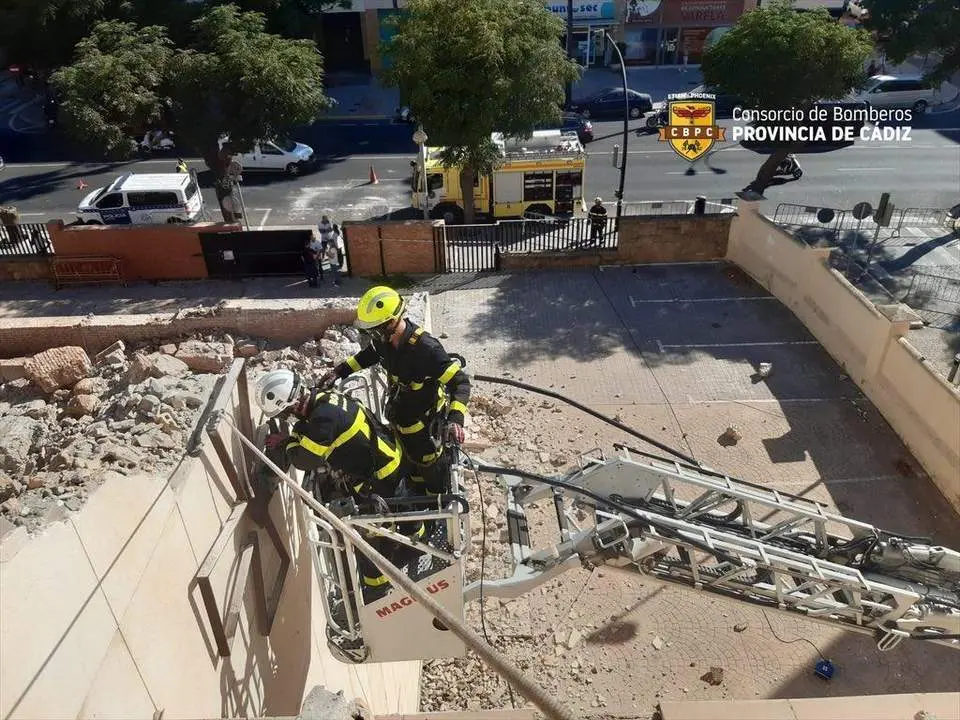 Los bomberos recuperando la cruz.  - Bomberos