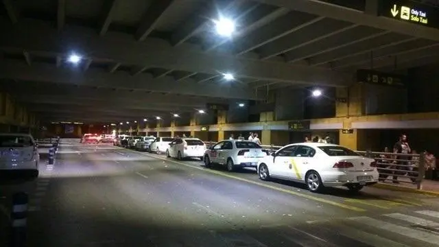 Taxis en el aeropuerto de Sevilla. - EP