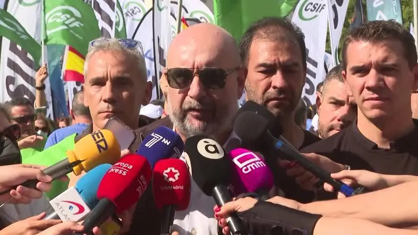 17.000 funcionarios salen a la calle en Madrid por una subida salarial
