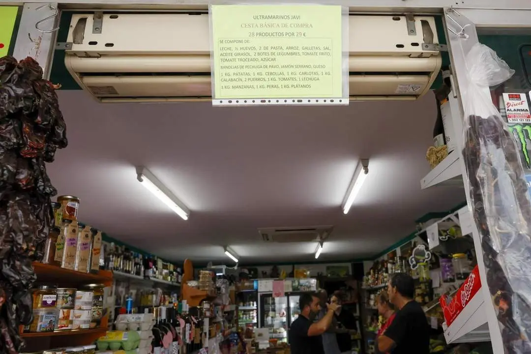 Tienda que ofrece la cesta de la compra por 29 euros. - EFE