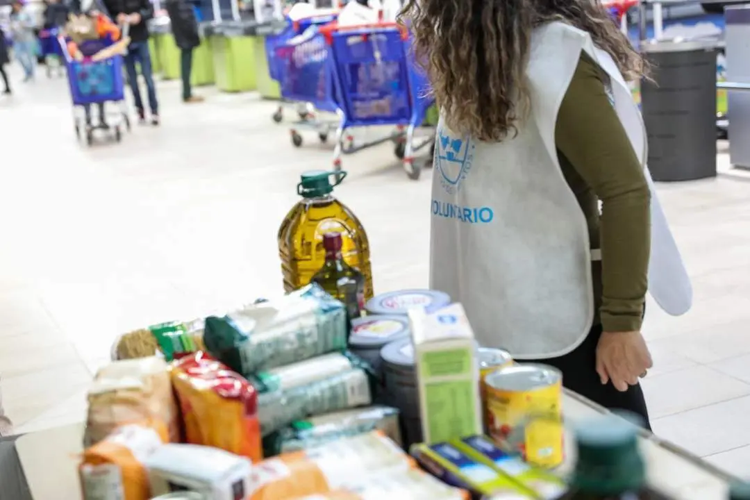 Una voluntaria participa en una operaci&oacute;n de recogida de alimentos, en foto de archivo. - JES&Uacute;S HELL&Iacute;N / EP 