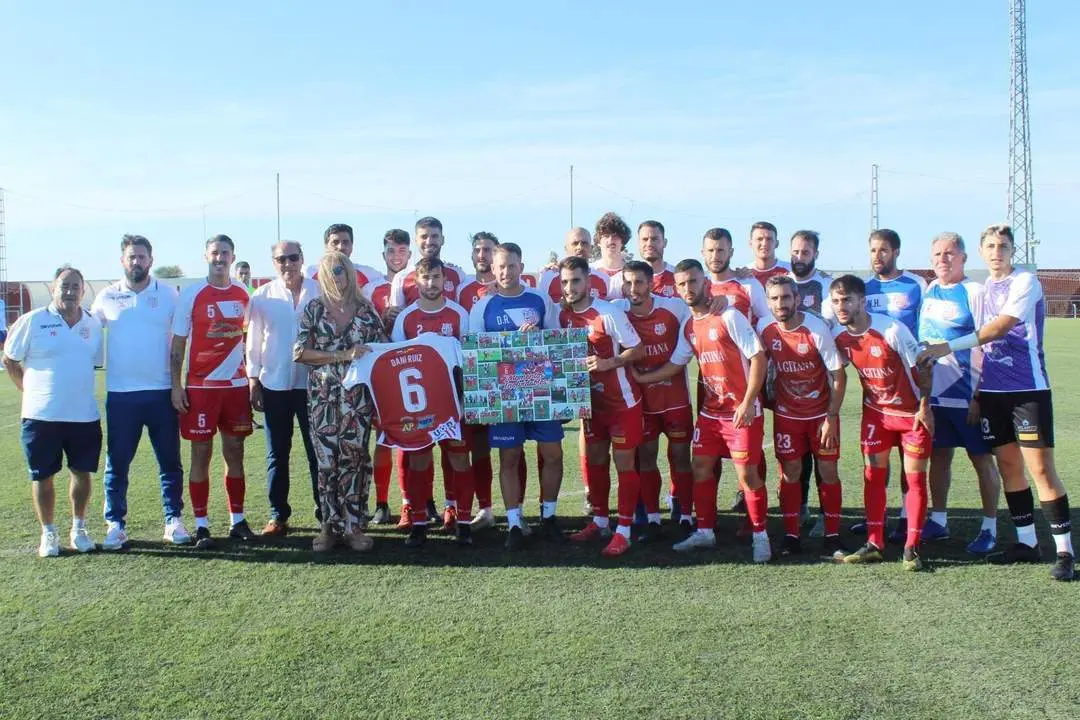 Dani Ruiz recibi&oacute; un emotivo homenaje antes del encuentro - Ra&uacute;l J. Bustillos