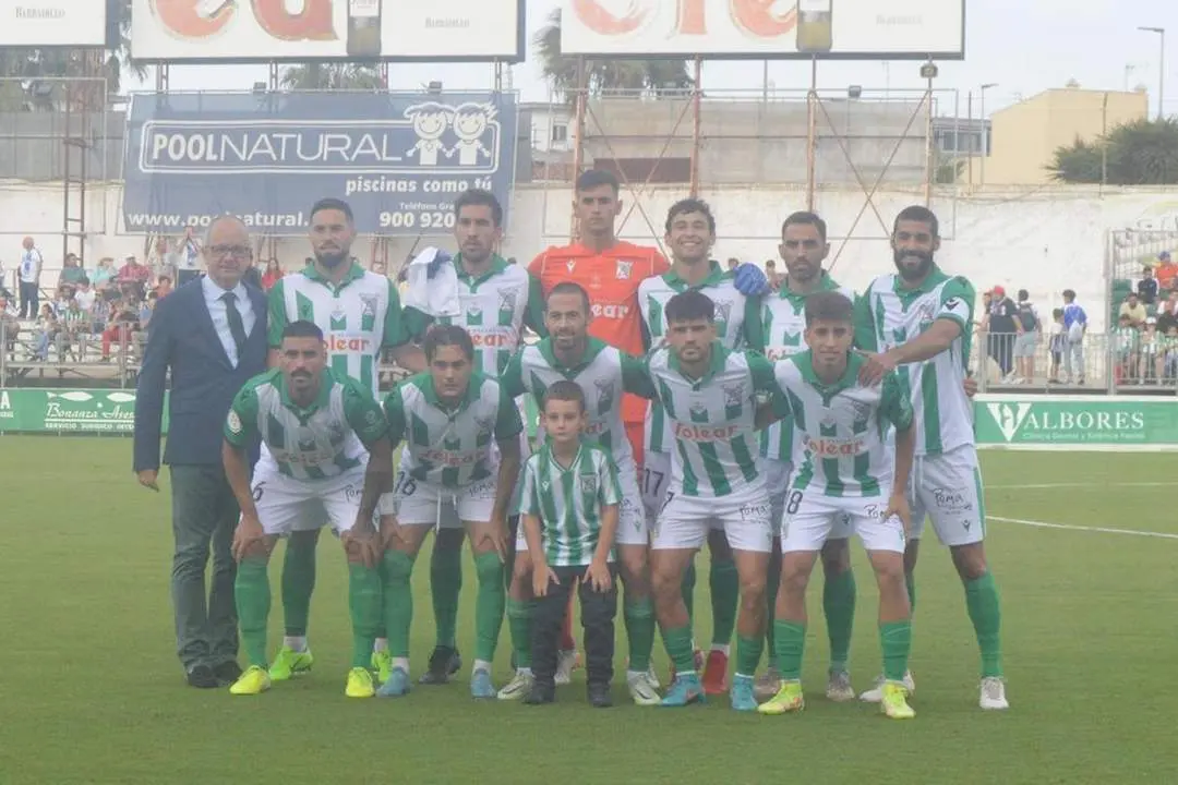 Once inicial del Atl&eacute;tico Sanluque&ntilde;o ante el Recreativo de Huelva de Huelva en El Palmar - Paco Bernal