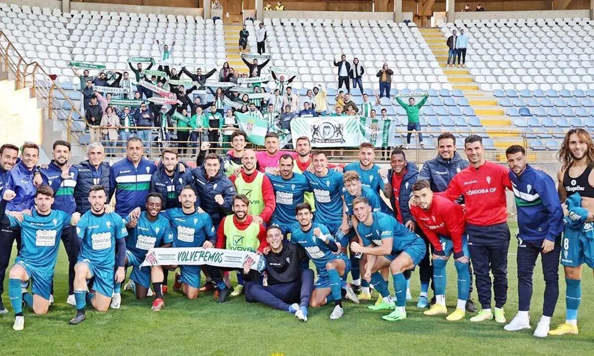 Kike M&aacute;rquez en el centro de la bufanda y los aficionados del C&oacute;rdoba al fondo - CCF