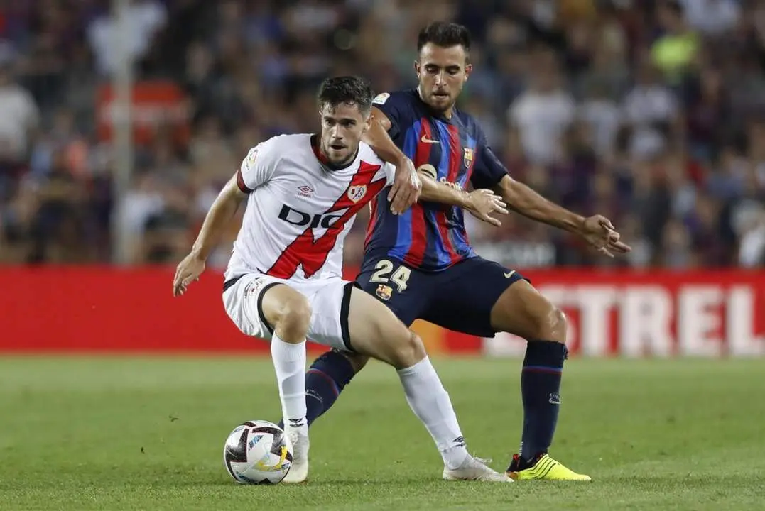 El defensa del FC Barcelona Eric Garc&iacute;a (d) lucha con Jos&eacute; Pozo, del Rayo Vallecano - EFE