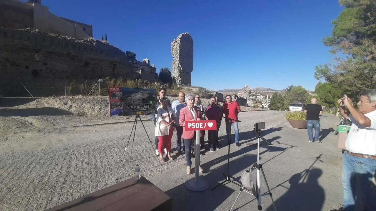 Rueda de prensa ofrecida por el PSOE en la tarde de este martes, frente a la parcela reservada para el parador.  - JJM